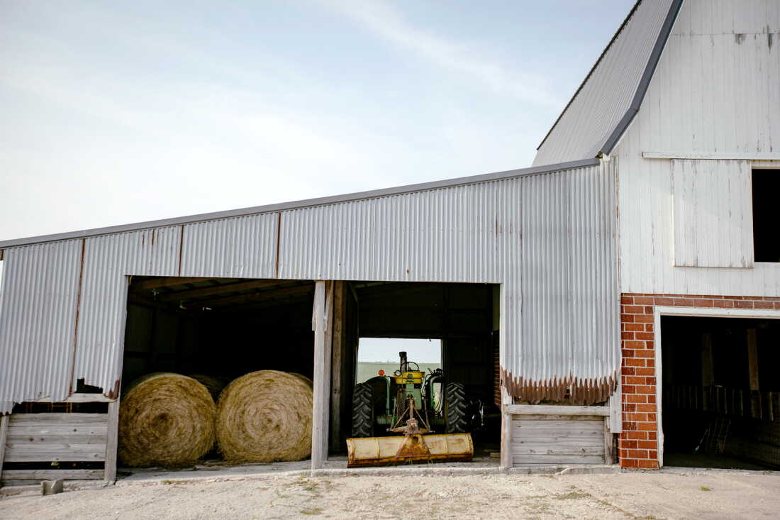 Balles de foin et matériel agricole à la ferme familiale Faaborg, dans le centre de l'Iowa.