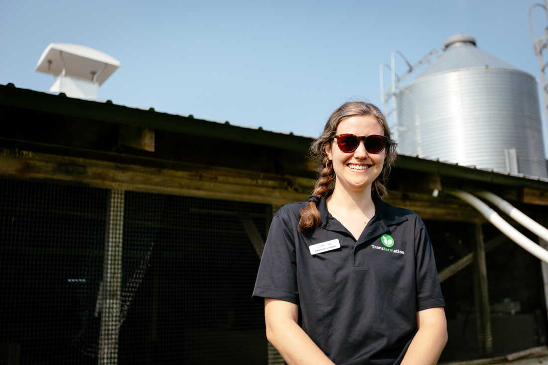 Katherine Jernigan de Transfarmation se tient devant une porcherie inutilisée.