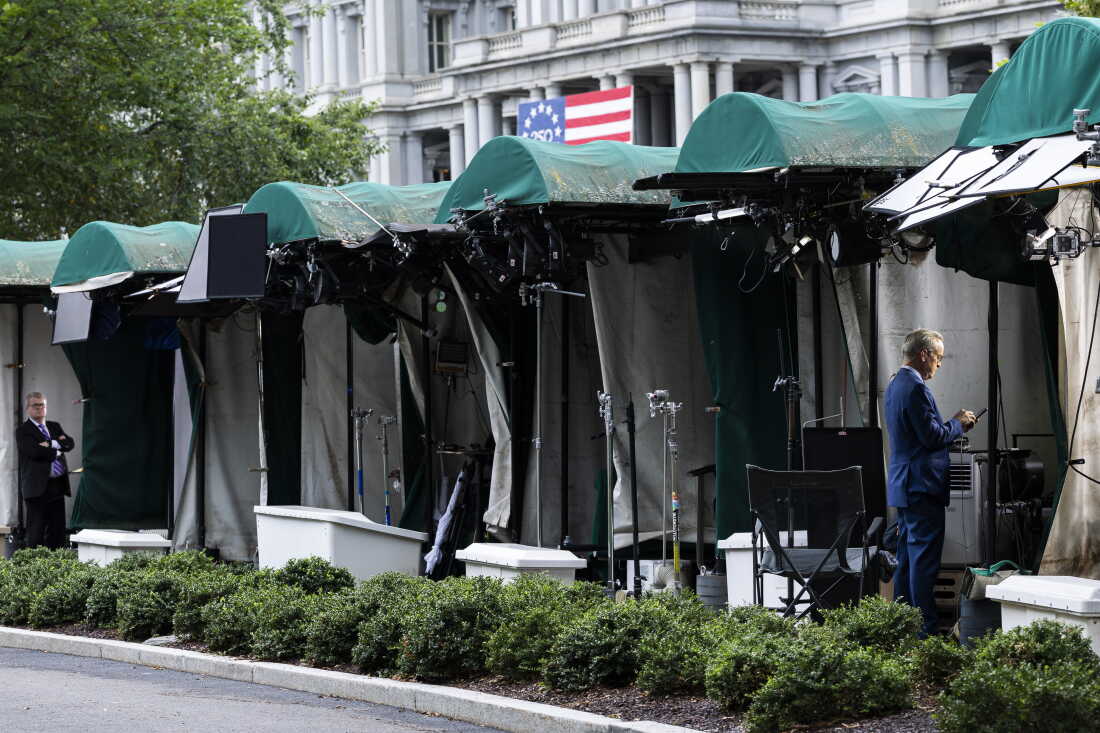 WASHINGTON, DC - 21 SEPTEMBRE : les correspondants de la télévision de la Maison Blanche se préparent à passer en direct alors que le stand de CNN est vide sur le terrain de la Maison Blanche le 21 septembre 2026 à Washington, DC. Les journalistes de MS NOW, CNN et Politico ont été empêchés d'accéder à la Maison Blanche depuis le 19 septembre après que le président Trump a déclaré qu'il interdisait l'accès de la propriété aux trois médias.