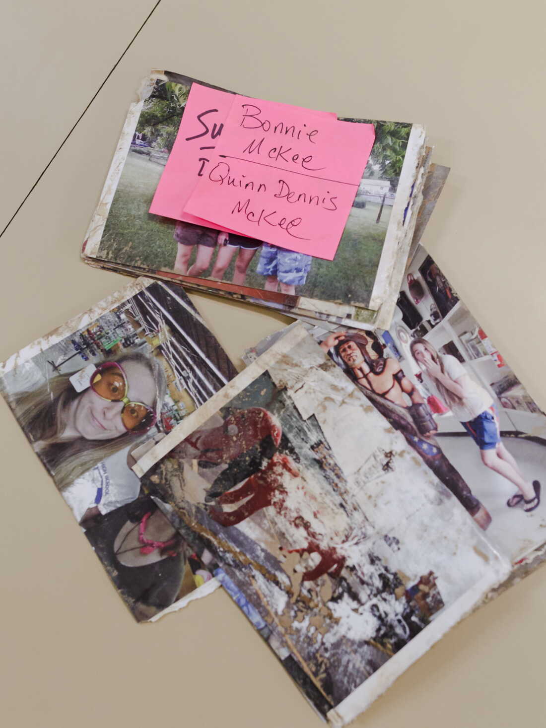 Les objets emportés par les eaux de crue en ressortent parfois étonnamment indemnes, comme ces photographies récupérées après que l'ouragan Helene a frappé la Caroline du Nord.