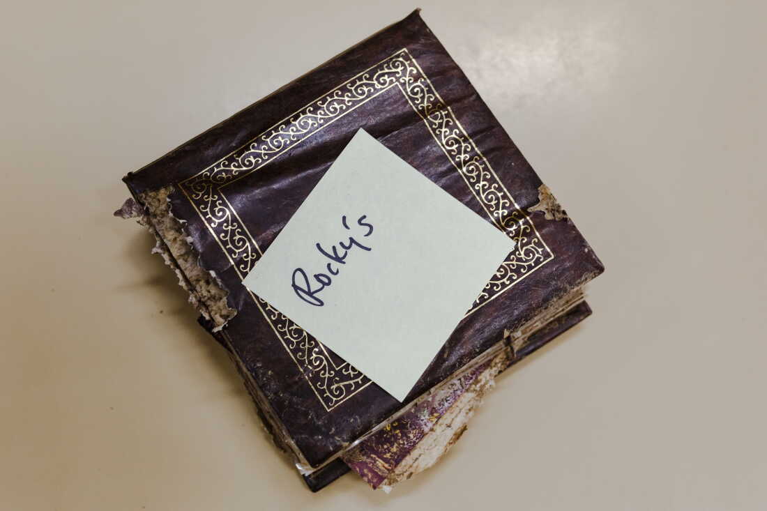 Un album photo attend d'être restitué aux propriétaires. 