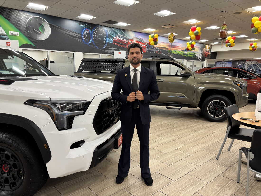 Sal Iqbal, directeur général des ventes de la franchise Toyota à Massapequa, New York, dans l'espace de vente.