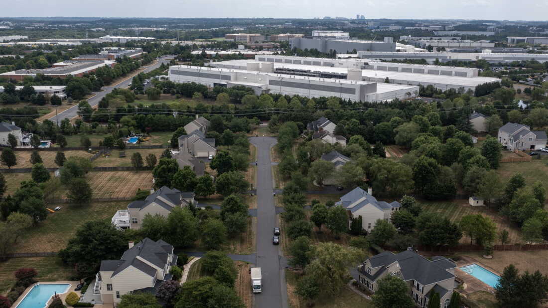 Sur une vue aérienne, divers centres de données sont montrés situés à proximité d'un quartier le 17 juillet 2024 à Ashburn, en Virginie. La Virginie du Nord abrite 319 centres de données cartographiés, soit environ 19 % des installations du pays.