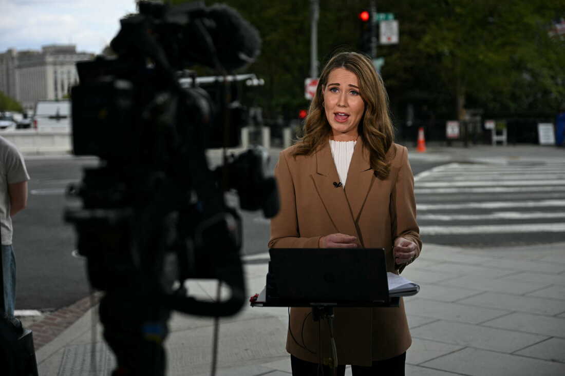 La journaliste de CNN Julia Benbrook donne un reportage en direct près de la Maison Blanche le 19 septembre 2026. Un jour plus tard, CNN, MSNow et Politico ont poursuivi l'administration Trump en justice sur la base du premier amendement pour avoir bloqué l'accès de leurs journalistes à la Maison Blanche.