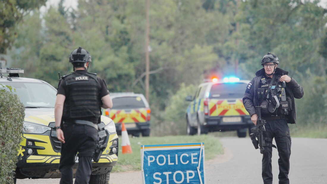 La police se tient à un barrage routier sur la route menant à la RAF Fairford après un incident, à Whelford, en Angleterre, le dimanche 27 septembre 2026.