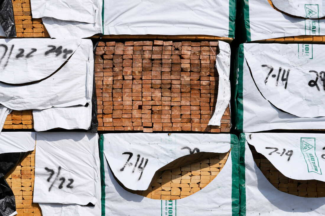 Les produits du bois d'œuvre canadiens sont présentés à Gutherie Lumber le mardi 25 août 2026, à Livonia, Michigan.