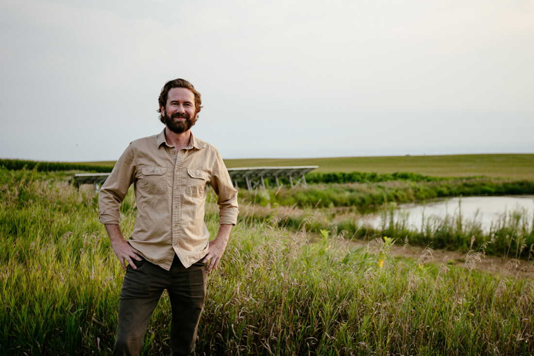 Tanner Faaborg pose pour une photo dans sa ferme du centre de l'Iowa. La famille Faaborg cultive des champignons spéciaux à la ferme 1100, dans le centre de l'Iowa.