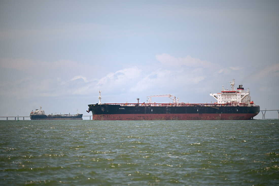 Le pétrolier battant pavillon guinéen Avril attend son tour pour être chargé de pétrole brut au lac Maracaibo à Maracaibo, dans l'État de Zulia, au Venezuela, le 9 mai 2025. (Photo de Federico PARRA / AFP) (Photo de FEDERICO PARRA/AFP via Getty Images)