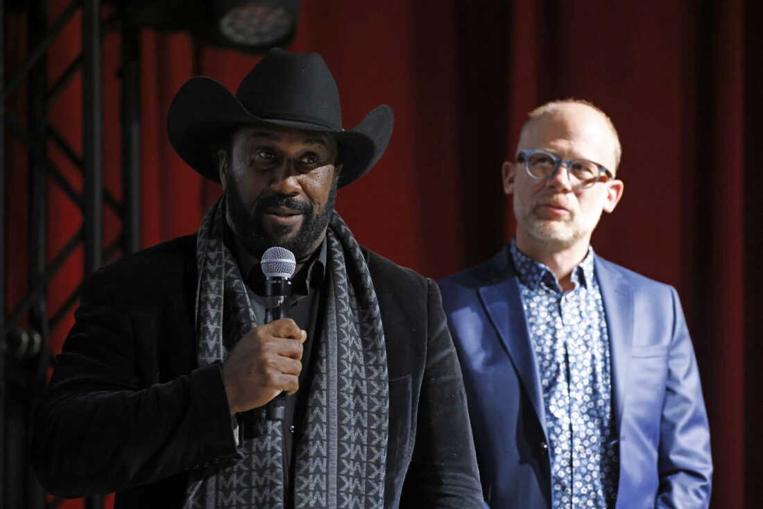 John Boyd Jr., à gauche, et le cinéaste Josh Tickell s'expriment lors de la première de « Common Ground » à Washington, le 13 novembre 2023. Boyd est un agriculteur de Virginie de quatrième génération et président de la National Black Farmers Association.
