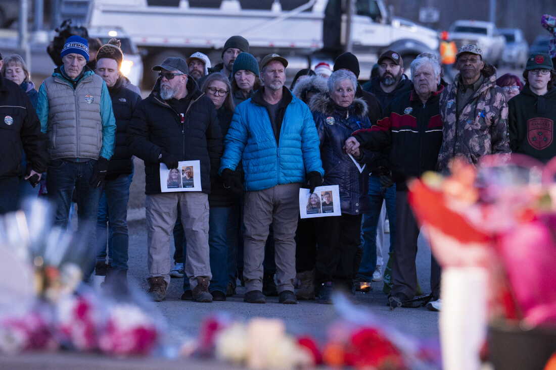 Des membres de la communauté assistent à une veillée en l'honneur des victimes de l'une des fusillades de masse les plus meurtrières au Canada à Tumbler Ridge, en Colombie-Britannique, au Canada, le 13 février 2026.