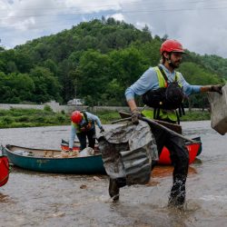 Des années après les tempêtes, les équipes de nettoyage séparent méticuleusement le sentimental des décombres.
