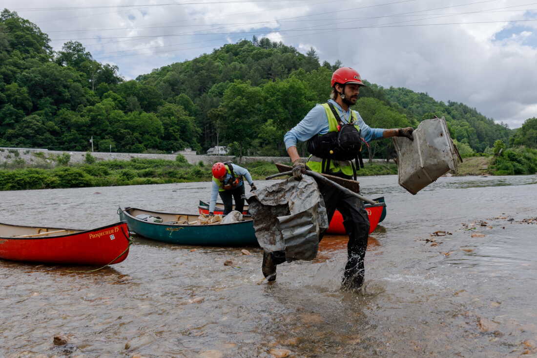 Hayden Cheek nettoie les débris de la rivière North Toe, dans l'ouest de la Caroline du Nord.