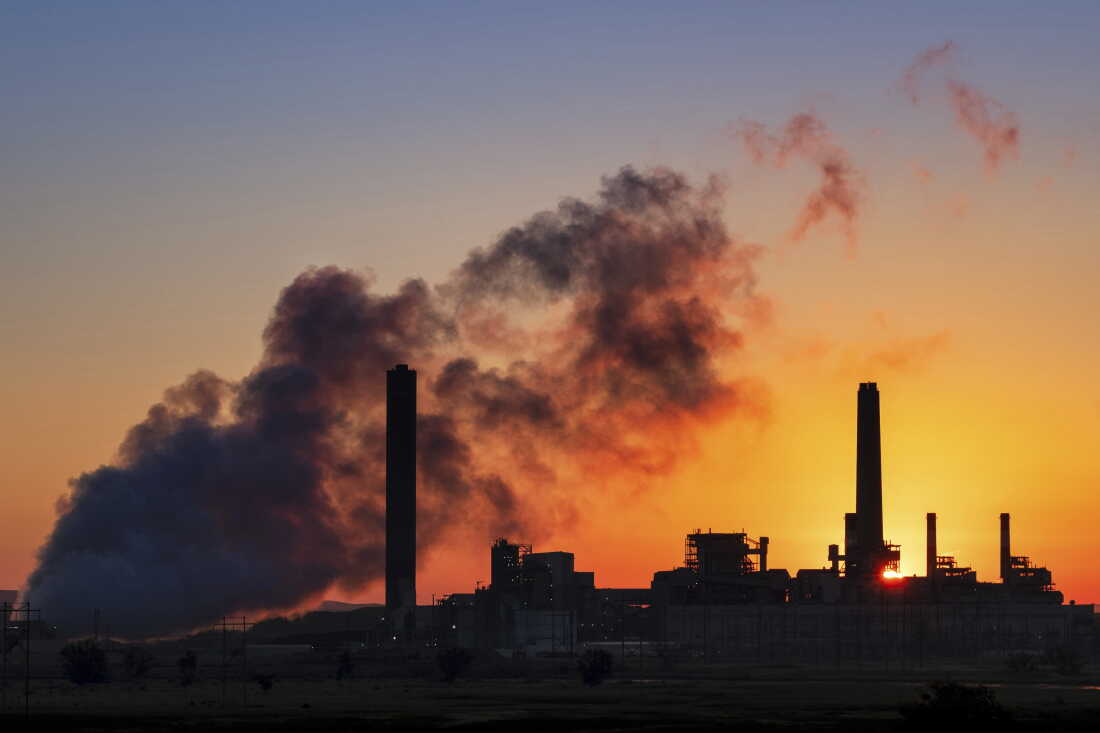Une centrale électrique au charbon se découpe sur le soleil du matin le 27 juillet 2018 à Glenrock, Wyo. Le président Joe Biden a déclenché une série de règles électorales sur l'environnement et d'autres sujets, y compris un règlement historique qui obligerait les centrales électriques au charbon à capter les émissions des cheminées ou à fermer leurs portes.