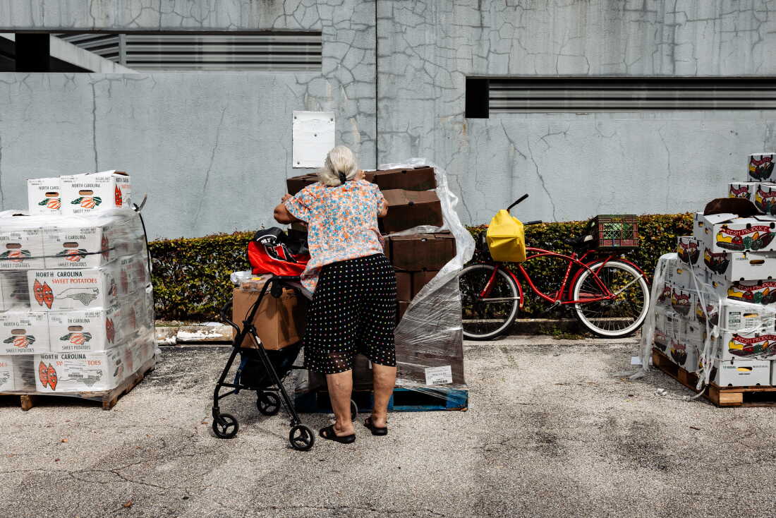 L'année dernière, un résident a reçu des dons de nourriture à la banque alimentaire Curley's House à Miami, en Floride.