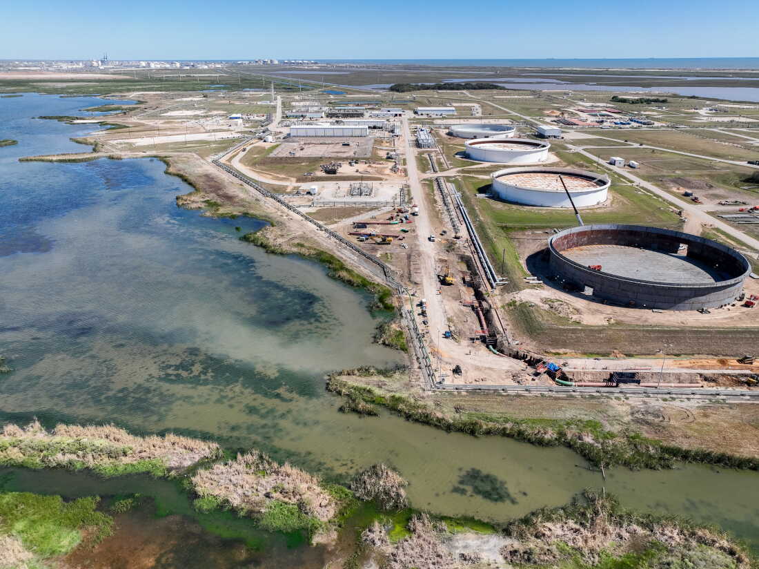 Dans une vue aérienne, le stockage de la réserve stratégique de pétrole sur le site de Bryan Mound est visible le 19 octobre 2022 à Freeport, Texas.