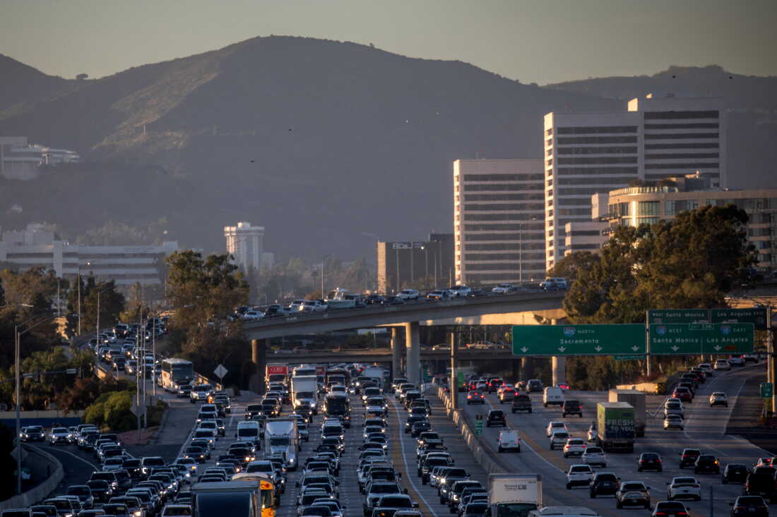 La circulation se déplace le long de l'autoroute 405 le 13 février 2026 à Los Angeles, en Californie.