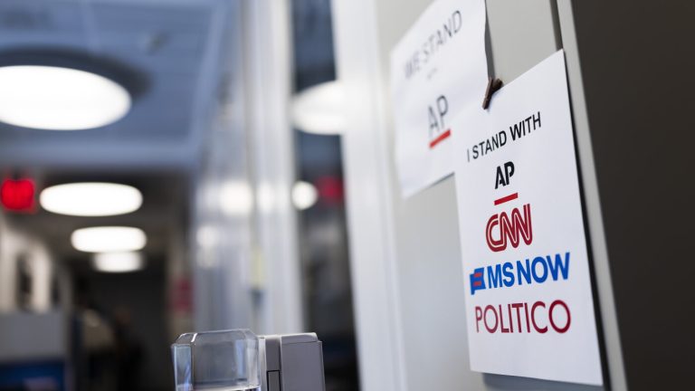 Le DOJ défend l&rsquo;interdiction des médias à la Maison Blanche et exhorte le tribunal à rejeter le procès