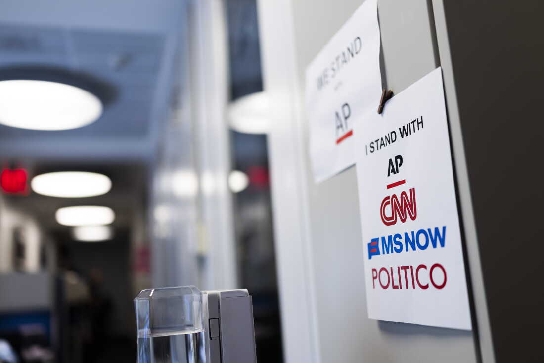 WASHINGTON, DC - 21 SEPTEMBRE : des signes de soutien à AP, CNN, MS NOW et POLITICO sont accrochés sur le terrain de la Maison Blanche le 21 septembre 2026 à Washington, DC. Les journalistes de MS NOW, CNN et Politico ont été empêchés d'accéder à la Maison Blanche depuis le 19 septembre après que le président Trump a déclaré qu'il interdisait l'accès de la propriété aux trois médias. Ces agences de presse poursuivent désormais le président Trump, alléguant que cela viole le premier amendement.