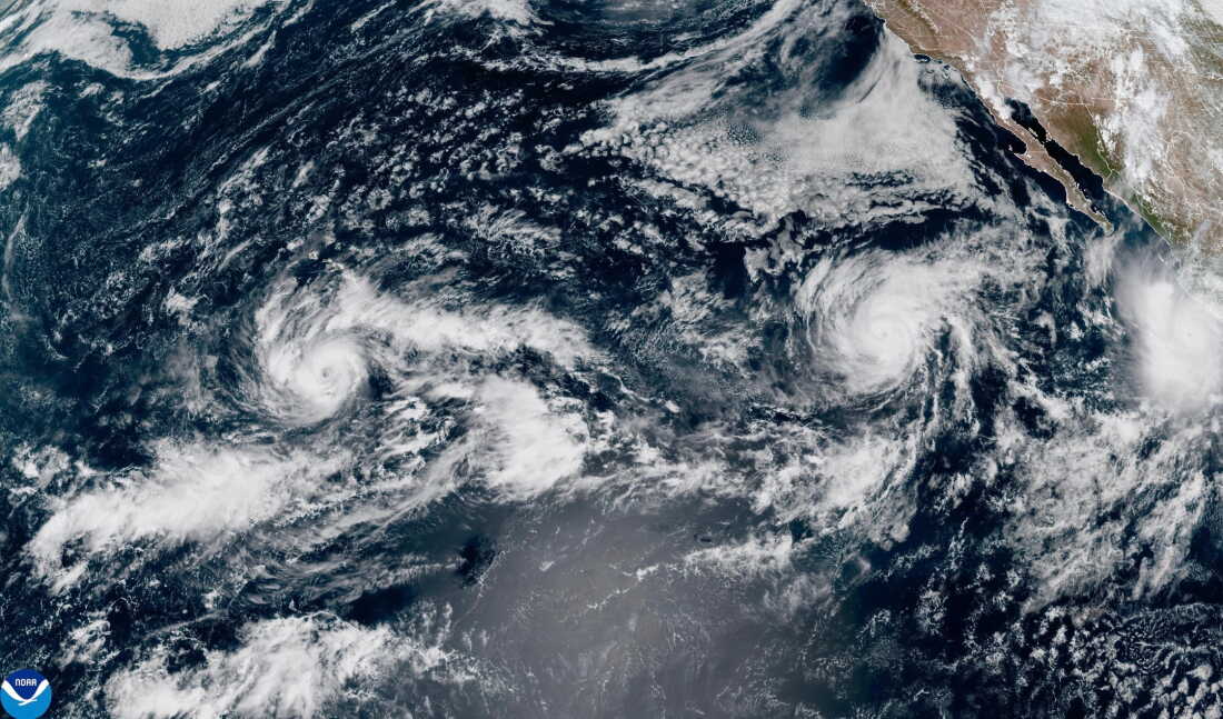 Cette image satellite de la National Oceanic and Atmospheric Administration (NOAA) montre la tempête tropicale Nolo, à gauche, au sud d'Hawaï ; L'ouragan Odalys, au milieu, et l'ouragan Polo, à droite, au large des côtes du Mexique, dans l'océan Pacifique, le jeudi 24 septembre 2026.