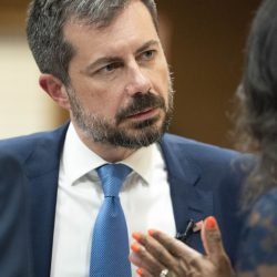 Le démocrate Pete Buttigieg critique le recul par Trump des normes d&rsquo;économie de carburant