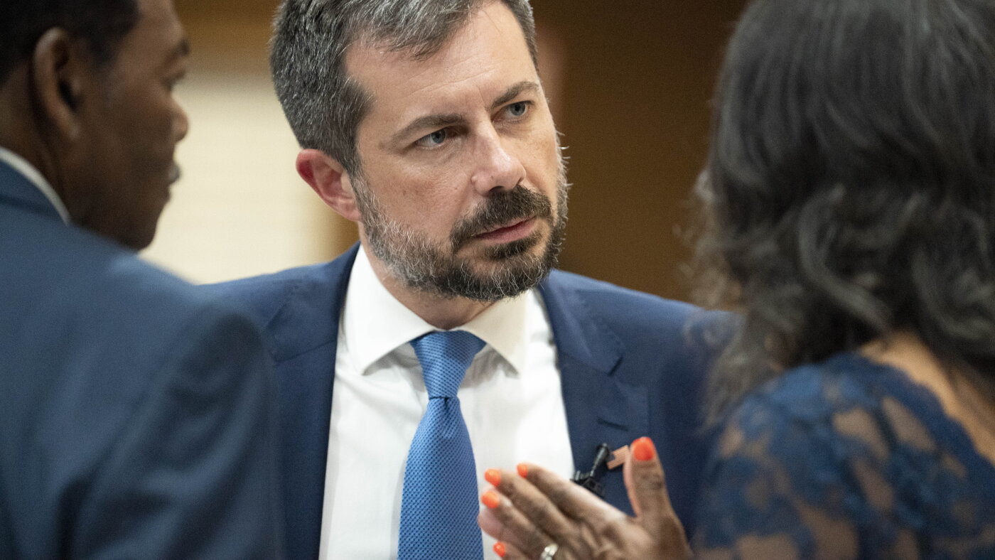 Le démocrate Pete Buttigieg critique le recul par Trump des normes d'économie de carburant
