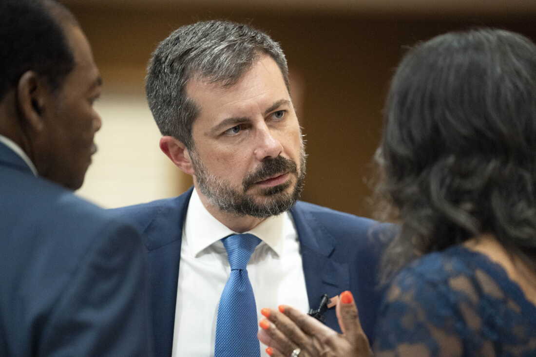 L'ancien secrétaire américain aux Transports, Pete Buttigieg, participe à une collecte de fonds de la NAACP à l'église méthodiste unie d'Edisto Fork le 22 août à Orangeburg, Caroline du Sud.