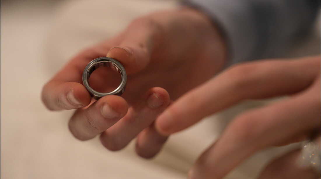 Une femme enfile une bague Oura, un dispositif portable de suivi de la santé, dont le fabricant devrait être introduit en bourse lors de l'une des introductions en bourse à succès de cette année. 
