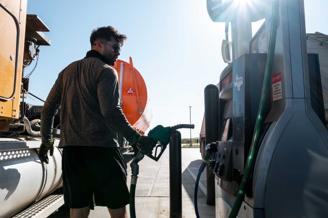 Une personne se prépare à faire le plein de son semi-remorque le 13 août 2026 à Nortrees, au Texas. Les prix du diesel continuent de grimper alors que plusieurs conflits internationaux dans plusieurs régions perturbent la chaîne d'approvisionnement mondiale en carburant. Les tensions impliquant l’Iran ont gravement perturbé le transport maritime via le détroit d’Ormuz, tandis que les attaques ukrainiennes contre les raffineries russes ont mis encore plus à rude épreuve les exportations de carburant de la région. (