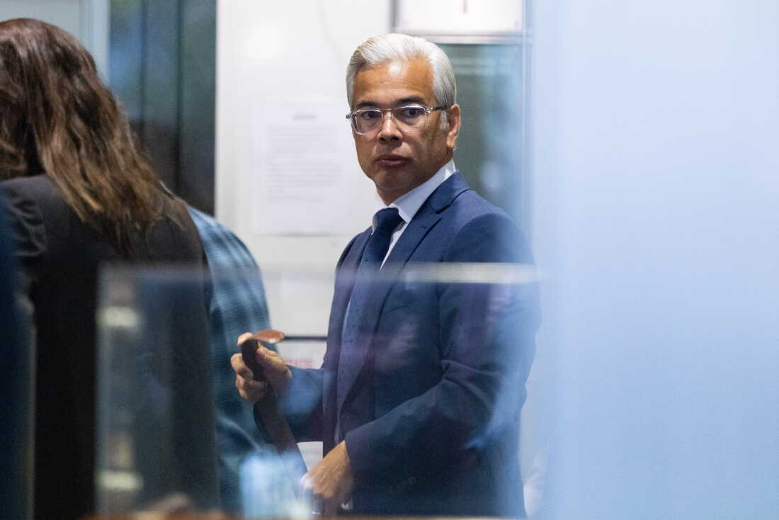 Le procureur général de Californie, Rob Bonta, arrive au bâtiment fédéral Ronald V. Dellums et au palais de justice américain à Oakland, en Californie.