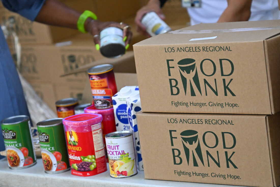 La banque alimentaire régionale de Los Angeles a fourni des boîtes de produits d'épicerie pour un cadeau alimentaire en août. L’insécurité alimentaire devrait s’aggraver à mesure que les programmes d’aide gouvernementaux seront réduits.