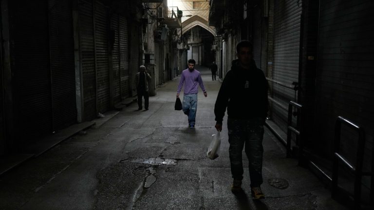 L’économie iranienne est en difficulté alors que la guerre et les sanctions font des ravages : NPR