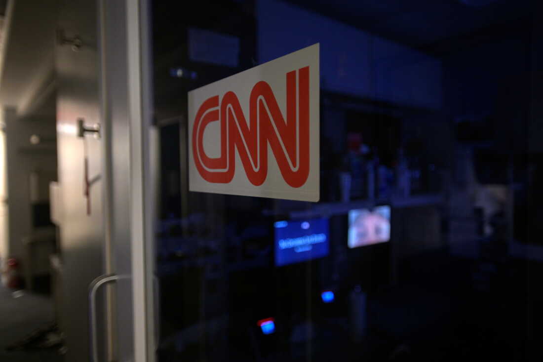 Un logo sur un stand de CNN est visible dans la zone de presse de la Maison Blanche, le samedi 26 septembre 2026, à Washington.