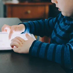 Les alarmes sur écran paralysent les cours et la vie sociale des enfants !