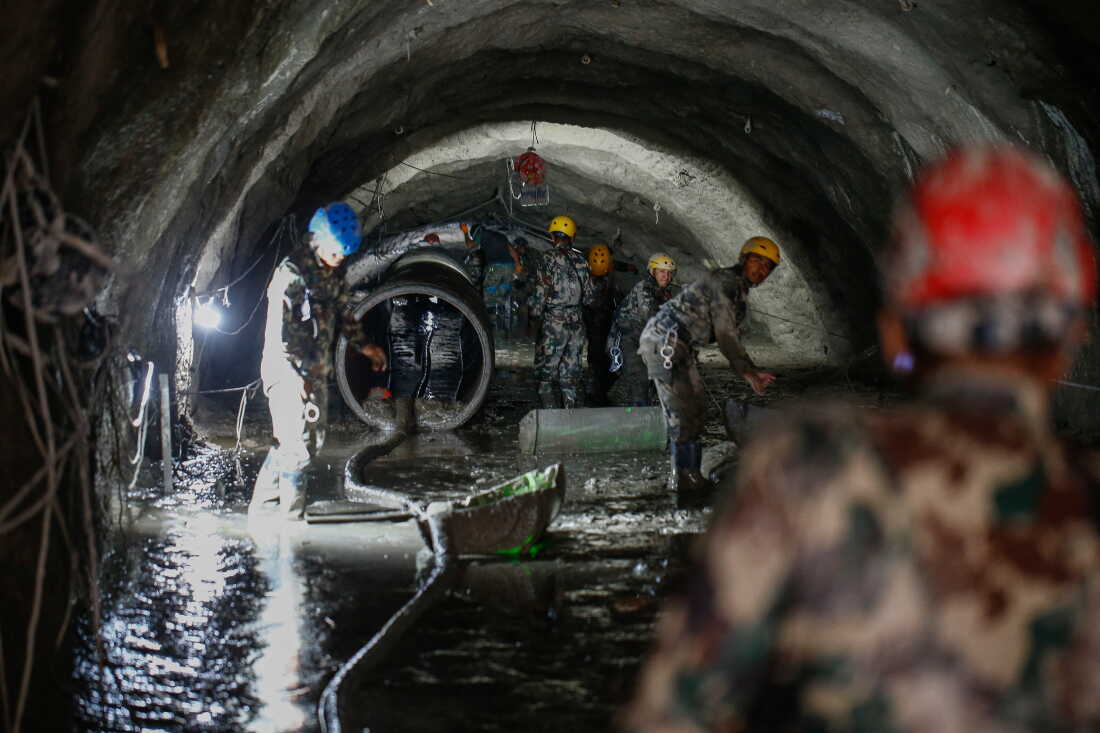 L'armée népalaise a mené une opération de recherche et de sauvetage le 10 septembre à l'intérieur du tunnel de la centrale hydroélectrique de Chilime, quelques jours après les crues soudaines et les coulées de boue meurtrières dans le district de Rasuwa au Népal en août. À la suite de la catastrophe, des inquiétudes ont été soulevées quant à l'impact de la construction de centrales hydroélectriques et de barrages dans l'Himalaya.o