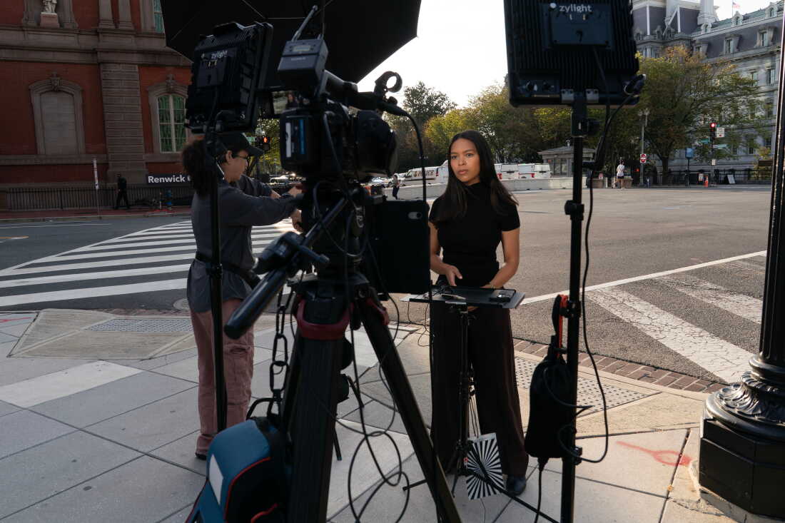 La journaliste de MS NOW à la Maison Blanche, Akayla Gardner, s'est rendue samedi près du complexe de la Maison Blanche après s'être vue refuser l'entrée à la suite de l'interdiction par le président Trump de CNN, MS NOW et Politico.