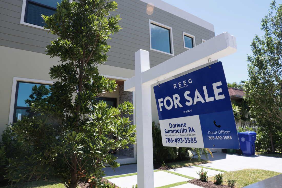 A vendre devant une maison à Miami.