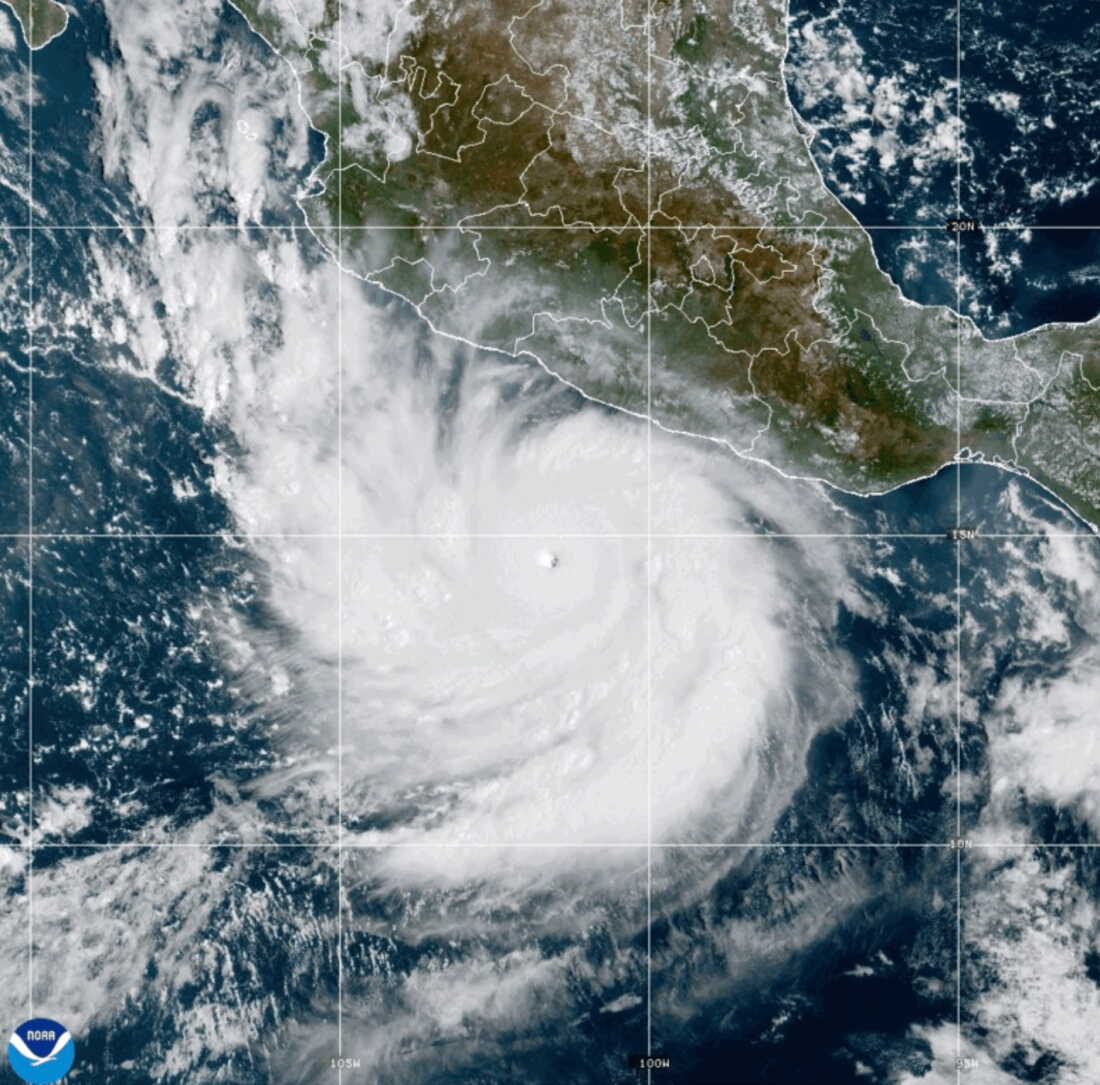 Cette photo fournie par la NOAA montre l'ouragan Polo qui se renforce dans l'océan Pacifique au large des côtes du Mexique le mardi 22 septembre 2026.
