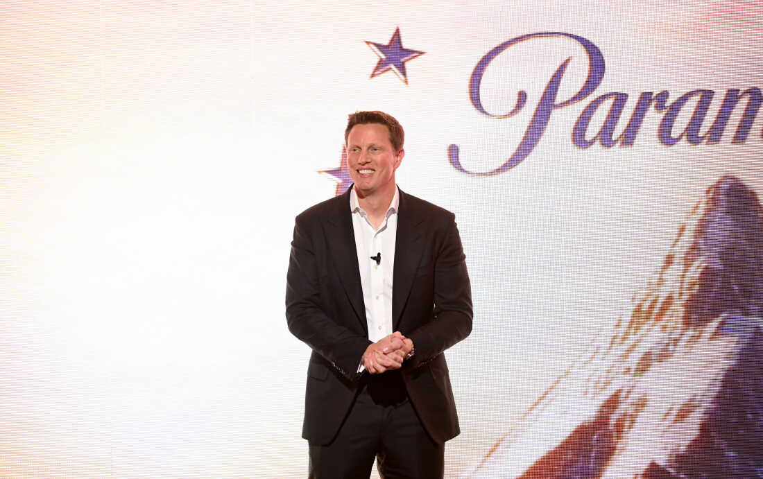 David Ellison, président-directeur général de Paramount Skydance, s'exprime sur scène lors de l'événement New York Upfront Partnership 2026 à Storied NYC le 22 avril 2026 à New York.