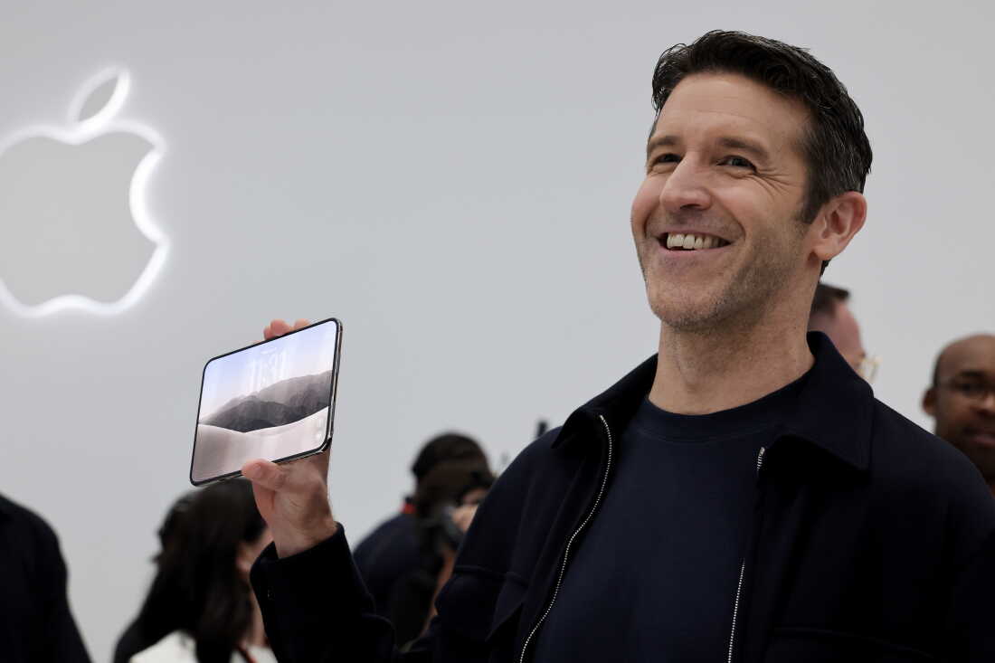 Le PDG d'Apple, John Ternus, tient l'iPhone Duo lors de l'événement « Surprise and Shine » d'Apple au siège social de l'entreprise, Apple Park, le 9 septembre 2026 à Cupertino, en Californie. L'événement comprenait des annonces de produits Apple et était le premier discours d'ouverture du PDG d'Apple, John Ternus, dans ses nouvelles fonctions.