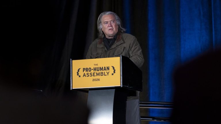 Pourquoi Steve Bannon s&rsquo;est rangé du côté de Sanders et non de Trump sur l&rsquo;IA