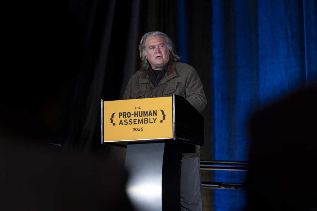 L'ancien stratège en chef de la Maison Blanche, Steve Bannon, s'exprime lors de l'Assemblée pro-humaine au Marriott Marquis Washington le 15 septembre à Washington, DC. Des dirigeants de l'industrie, des politiciens, dont le sénateur Bernie Sanders, I-Vt., et des membres de la communauté se sont réunis pour discuter de la législation sur l'intelligence artificielle.