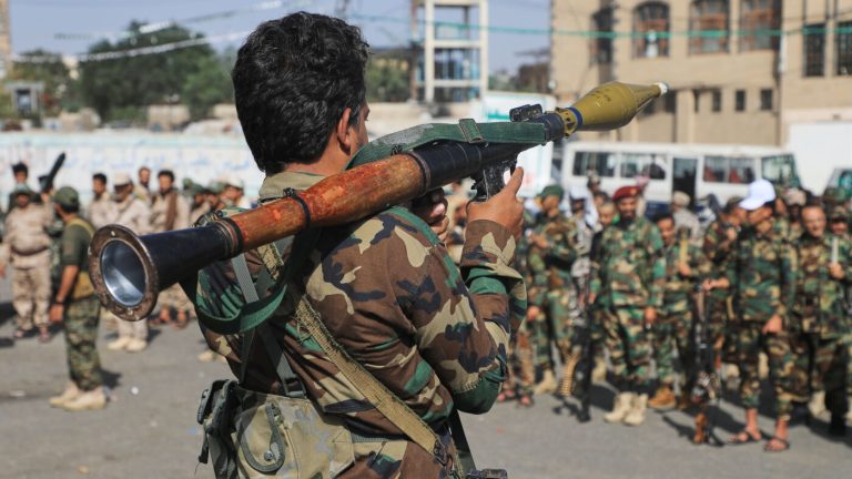 Pourquoi les gains des Houthis au Yémen pourraient faire monter encore les prix du gaz : NPR
