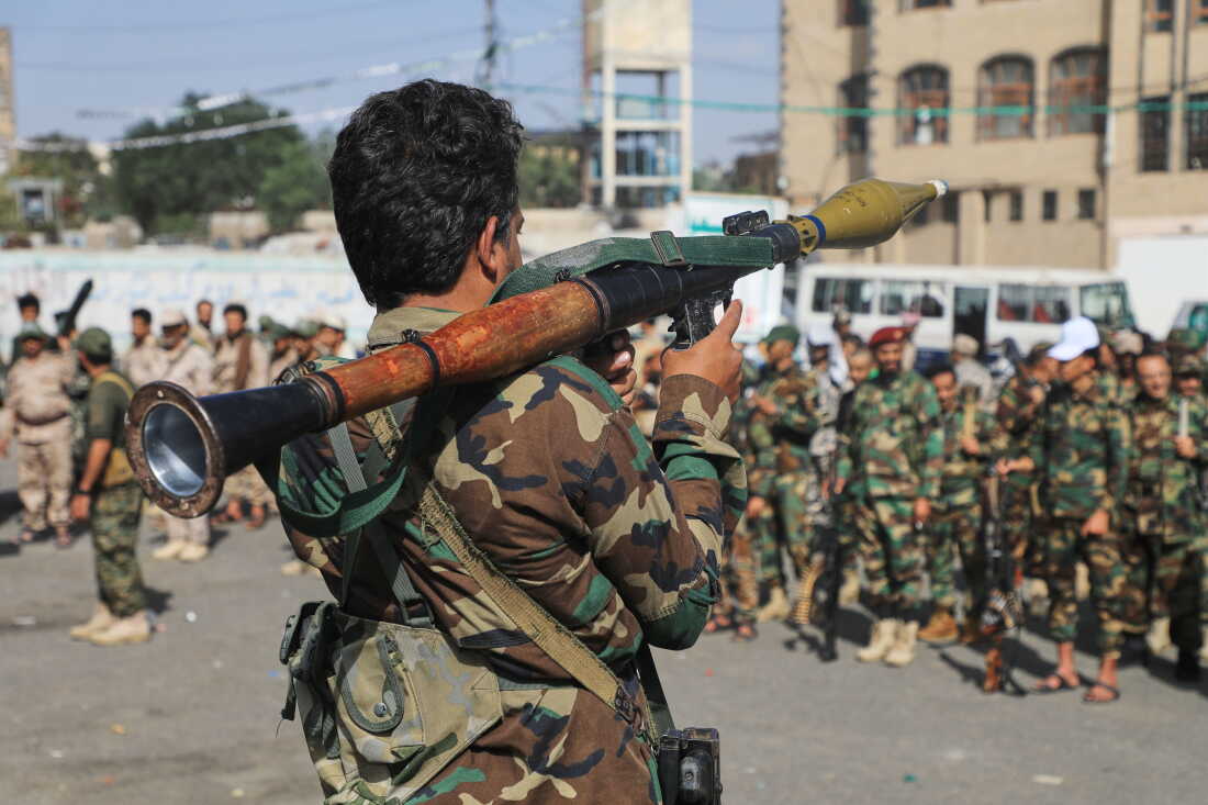 Un combattant des rebelles Houthis du Yémen porte un lance-grenades propulsé par fusée alors qu'ils défilent jeudi lors d'une campagne de mobilisation à Sanaa, au Yémen.