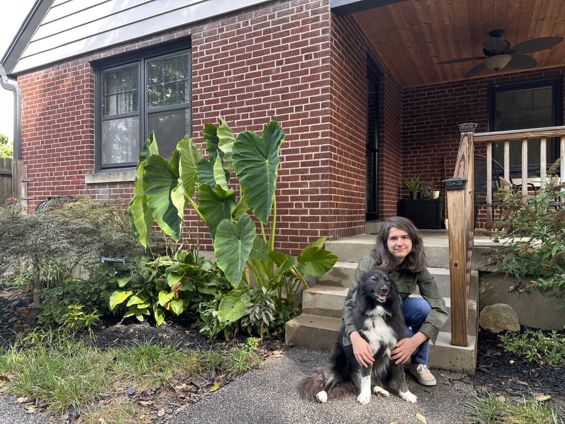 Kelly MacDonald tient son chien devant sa maison de cinq chambres dans la banlieue de Cincinnati, le 11 septembre 2026.