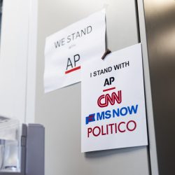 Quel est l’enjeu du bras de fer du président Trump avec la presse ? : Considérez ceci de NPR : NPR
