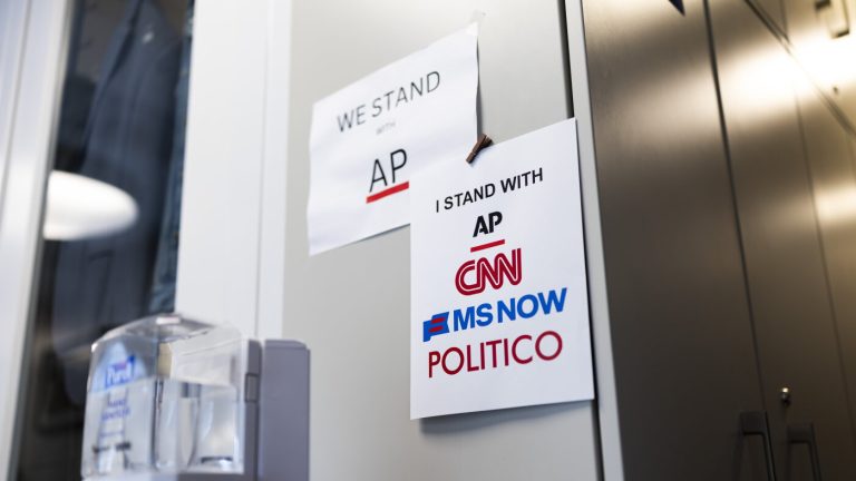 Quel est l’enjeu du bras de fer du président Trump avec la presse ? : Considérez ceci de NPR : NPR