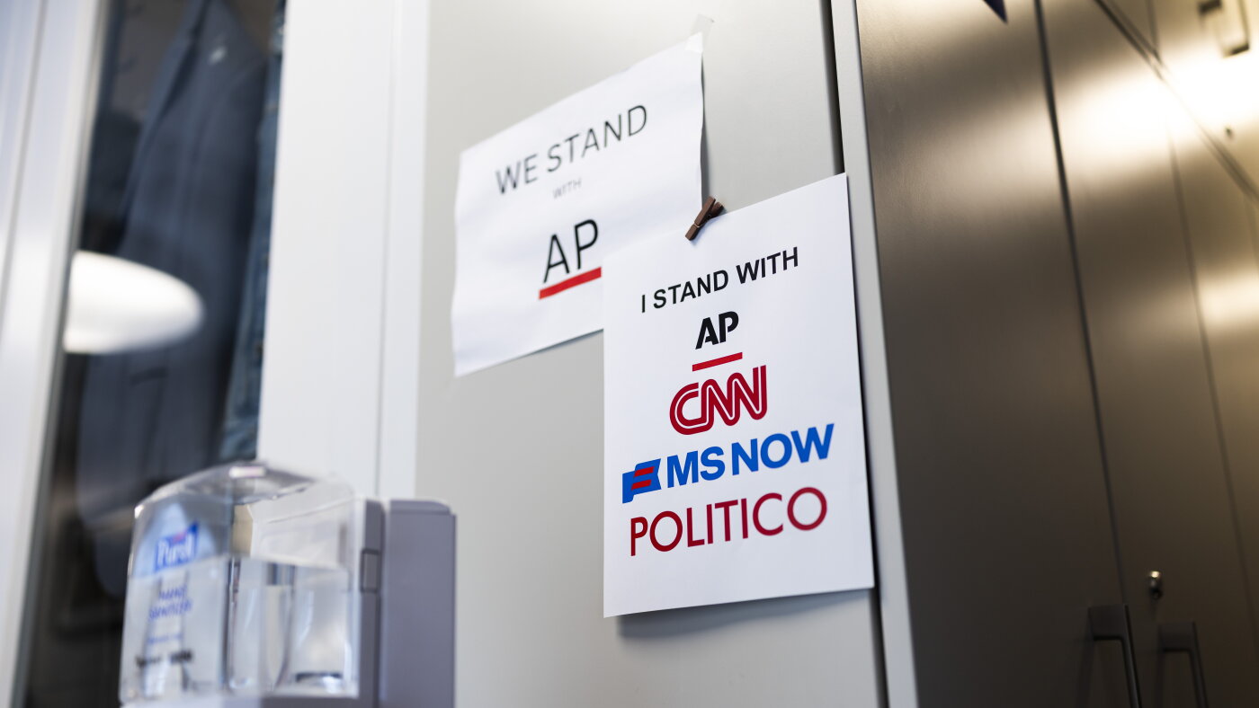 Quel est l’enjeu du bras de fer du président Trump avec la presse ? : Considérez ceci de NPR : NPR