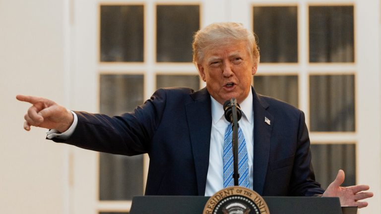 Trump dit qu&rsquo;il bannit CNN, MS NOW et Politico de la Maison Blanche