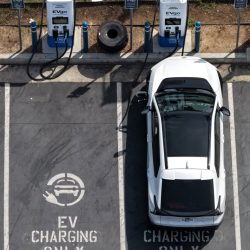 Un an après la fin du crédit d’impôt VE, l’avenir est-il toujours électrique ?
