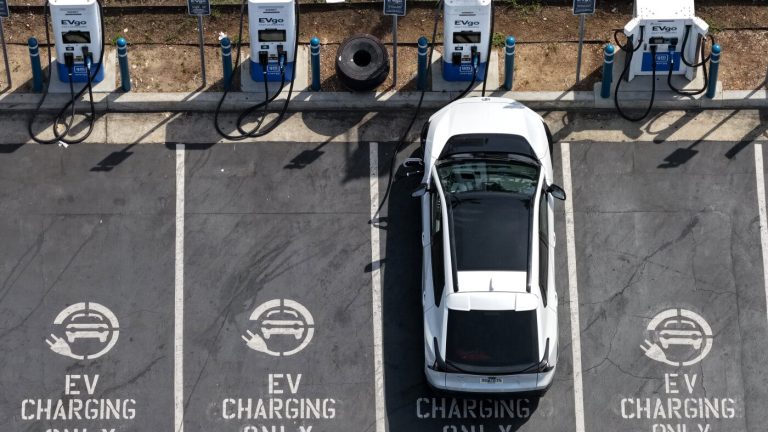 Un an après la fin du crédit d’impôt VE, l’avenir est-il toujours électrique ?